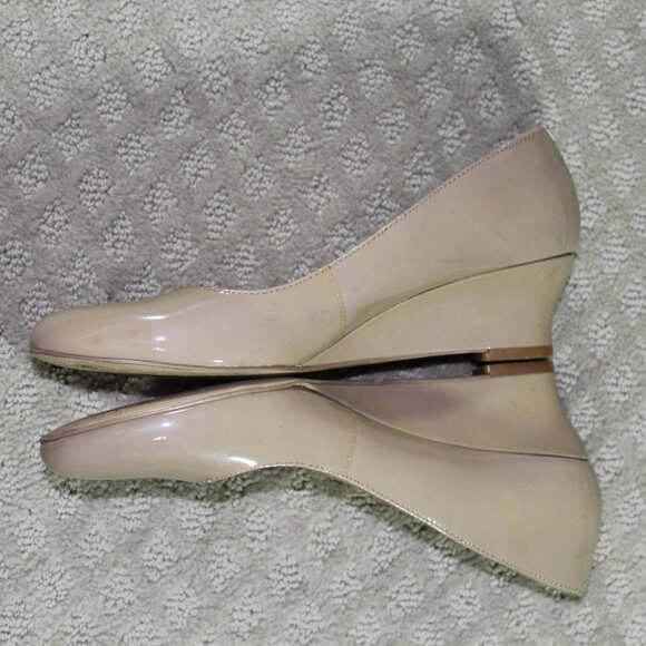 Nine West Size 6.5 Patent Leather Nude Almond Toe 2" Wedge Heel - Picture 4 of 8